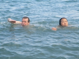Sandro dan Magaretha sedang berenang dok pribadi