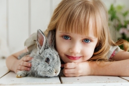 Apakah anak-anak lebih peka melihat makhluk halus? | Ilustrasi: Pixabay/nastya_ gepp---
