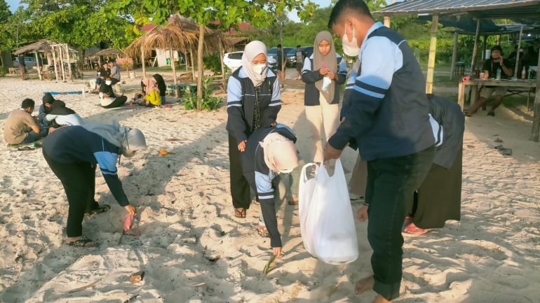 Selamatkan Ekosistem Pantai, Mahasiswa KKN RDR 77 Bersihkan Sampah Plastik di Pantai Bandengan Jepara