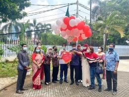 Duta Besar Bangladesh ke Indonesia Mohammad Mostafizur Rahman (empat dari kanan) bersama undangan melepas balon. | Sumber: Kedubes Bangladesh Jakarta