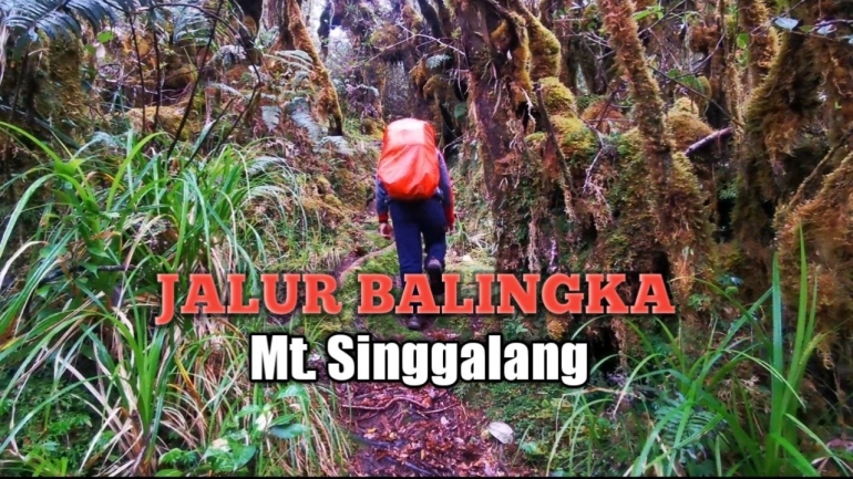 Penulis di jalur Balingka, gunung Singgalang (Dokumentasi Pribadi)