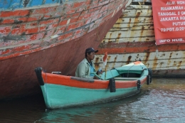 Kapal kecil yang mengantarkan pengunjung berkeliling Pelabuhan Sunda Kelapa. (Yudisald/Jurnalis) 