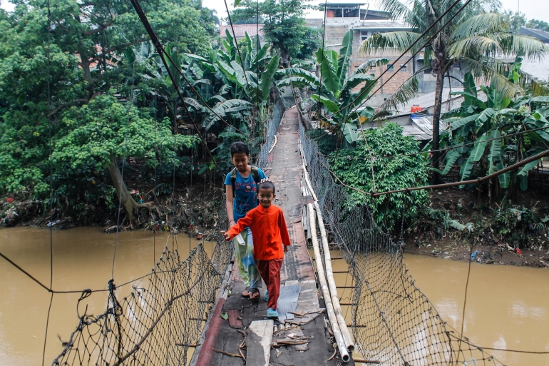 Anak-anak melintasi jembatan gantung Srengseng Sawah, jakarta Selatan. (Jonas/Mahasiswa)