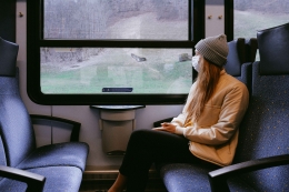Perempuan sedang duduk di kereta (Sumber: pexels.com/Anna Shvets)