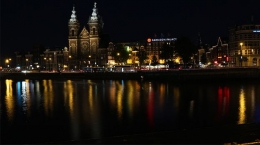 Salah satu kanal di kota Amsterdam ketika malam hari. Foto: Pribadi/Mohamad Tamrin 