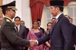 Momen Presiden Joko Widodo bersama Andika Pratama/ Saat dilantik menjadi KASD (sumber: grid.id)