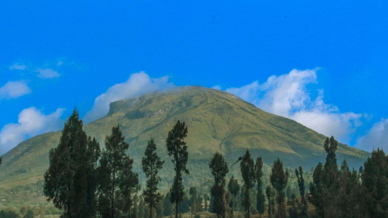 Kenampakan Gunung Sindoro via Sigedang (dok. Mapagama) 