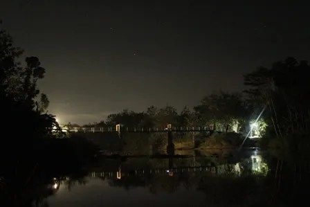 Ilustrasi gambar suasana desa di malam hari (sumber: https://jogjadaily.com)