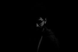 Ilustrasi laki-laki dalam gelap. (via pexels.com)