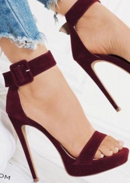 Sepasang sepatu merah marun | ilustrasi dari Pinterest/glaminati.com—