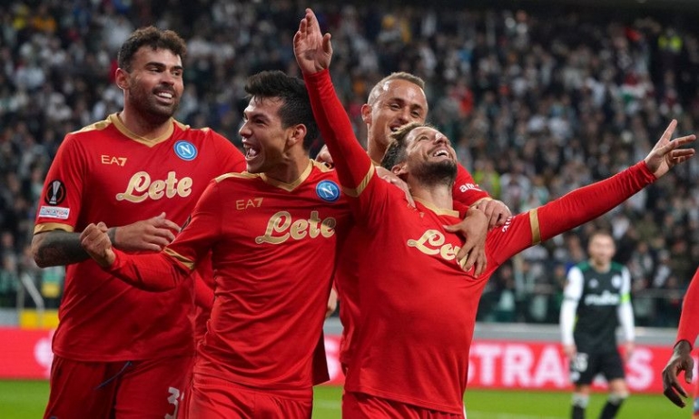 Pemain Napoli merayakan gol ke gawang Legia Warszawa. (via observatorial.com)