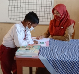 Ilustrasi mengajari anak membaca | Dokumentasi Pribadi
