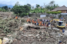  Kondisi rumah Suliamat (53) di Dusun Gintung, Desa Bulokerto, Kecamatan Bumiaji, Kota Batu yang hancur akibat terbawa arus banjir bandang, Jumat (5/11/2021).(KOMPAS.COM/ANDI HARTIK)