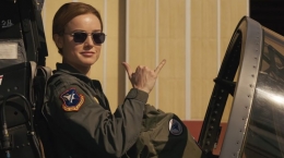 Brie Larson sebagai Carol Danvers dalam film Captain Marvel (2019). Sumber: spicypulp.com