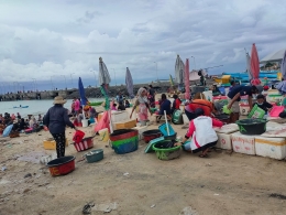 Kegiatan nelayan di depan Pasar Kedonganan (dok asita)