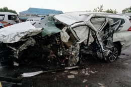 Kondisi kendaraan yang ditumpangi keluarga Vanessa Angel, setelah mengalami kecelakaan tunggal di (Km) 672+300 jalur A ruas Tol Jombang arah Mojokerto.(KOMPAS.COM/MOH. SYAFIÍ) 