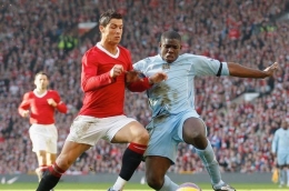 Ronaldo duel rebutan bola dengan bek City, Micah Richards/foto: manchestereveningnews.co.uk