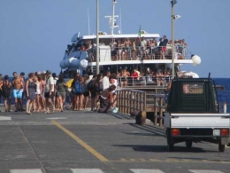 penumpang turun di Stromboli dok pribadi