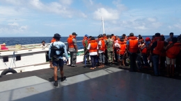 Pasien yang akan kembali ke pulau Liran setelah mendapat pelayanan di KRI SHS-990 dijemput perahu motor, dokpri.
