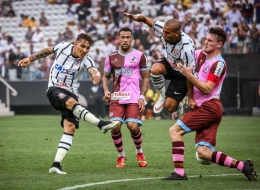 Corinthians Paulista (putih) dan Corinthian-Casual (merah muda) pada laga persahabatan 2015 (dok: thefootballtimes.co)