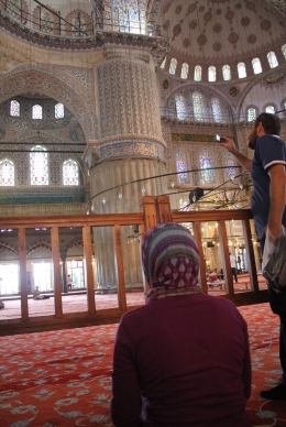 Sholat di masjid biru (dok asita)