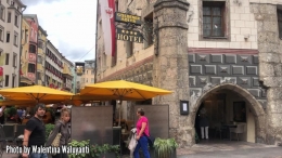 Foto: Hotel Goldener Adler di kota Innsbruck, Austria. Di dekat pintu gerbang sebelah kanan, terpampang nama pesohor yang pernah menginap di hotel ini, di antaranya Sri Sultan Hamengkubuwono X (Photo by Walentina Waluyanti)