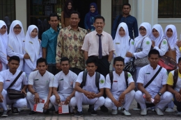 Personal Collection. Perawat muda Aceh di kampus Universitas Abulyatama.