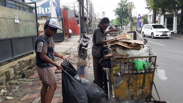 Ilustrasi, Tukang Sampah, Pahlawan Di Hari Menjelang Pagi. Sumber : Tribun Jakarta