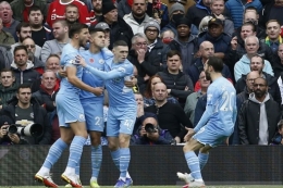 Selebrasi para pemain Manchester City usai mencetak gol dalam pertandingan melawan Manchester United (Foto: Antara/Reuters/Craig Brough)