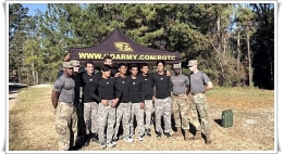 Panji (kelima dari kiri) dan mahasiswa lain dari luar AS wajib mengikuti program ROTC selama seminggu (dok.Bernie News/ed.WS)