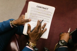 Ilustrasi pembahasan kontrak bisnis.| Sumber: pexels/@rodnae-prod