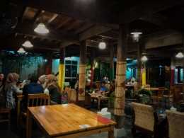 Le Rasa Cafe di bagian bawah rumah adat Aceh | Dokumentasi Pribadi