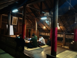 Suasana di dalam rumah adat Aceh Le Rasa Cafe | Dokumentasi Pribadi