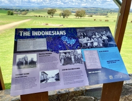 Panel dengan latar belakang lokasi barak/tahanan Indonesia di POW Cowra