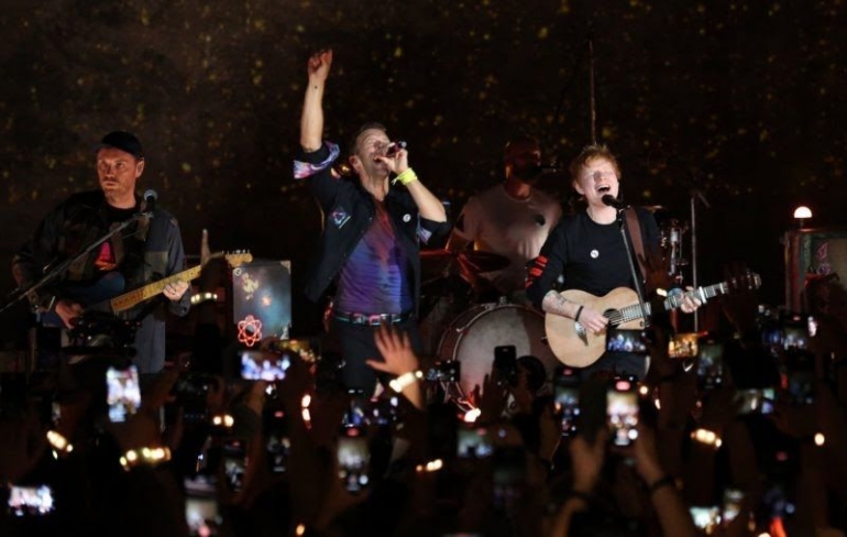 Coldplay dan Ed Sheeran (Sumber: nme.com)