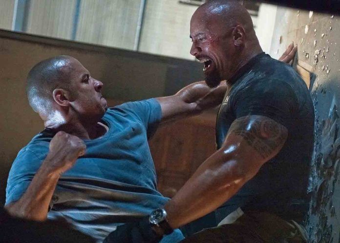 Vin Diesel sebagai Torreto dan The Rock sebagai Hobbs sedang berakting berkelahi | (aset: greenscene.co.id)