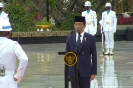 Presiden Joko Widodo saat menjadi inspektur upacara pada peringatan Hari Pahlawan Nasional 2021 di Taman Makam Pahlawan (TMP) Kalibata, Jakarta Selatan, Rabu (10/11/2021). (dok. Sekretariat Presiden via kompas.com)