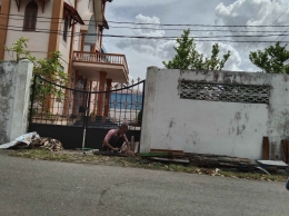 Abdullah tampak sedang membereskan kayu dipinggir GPIB Banda Aceh | Dokumentasi pribadi