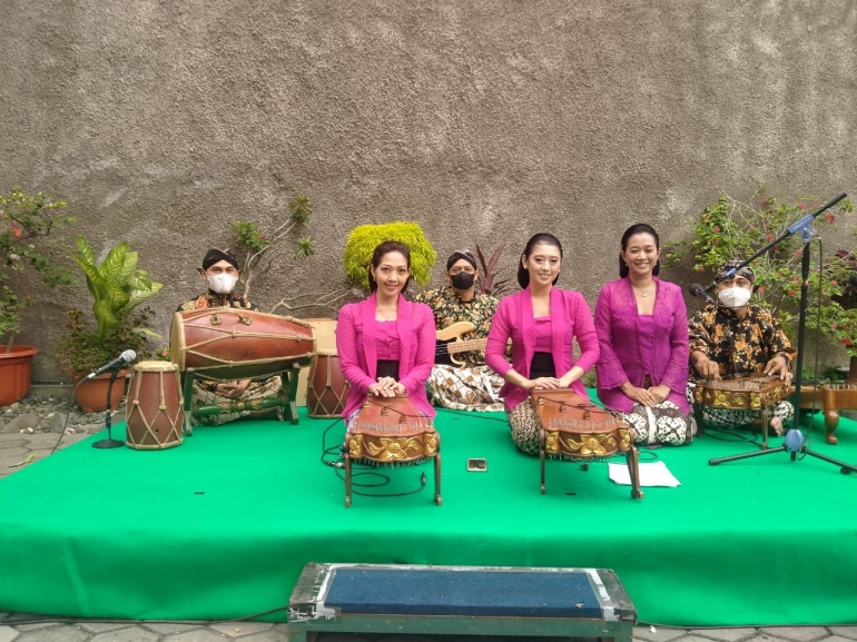 Siter Sister saat tampil di Museum Affandi, Yogyakarta (Foto: Dok. Siter Sister)