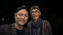 Penulis (kiri) dan Mbah Hadiwijaya seorang pelukis dan sesepuh budayawan Banyumas. | Dokpri