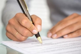 Ilustrasi seseorang menandatangani dokumen.| Sumber: Shutterstock via Kompas.com