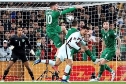 Perjuangan Ronaldo melawan Irlandia (Foto AFP/Paul Faith via Kompas.com). 