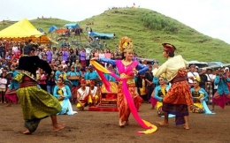 Budaya Bau Nyale di Propinsi Nusa Tenggara Barat, yang setiap tahun di rayakan | ilustrasi : triptrus.com