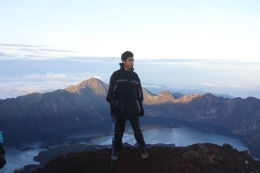 Anakku Dimas di puncak Gunung Rinjani (dok IG Dimas Ramadhan)