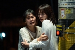 Kyung-Mi dan Ibunya dalam film Midnight (2021). Sumber: asianmoviepulse.com