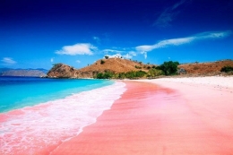 Sumber foto : travelspromo.com | IIlustrasi Pantai Pink di Lombok, Nusa Tenggara Barat