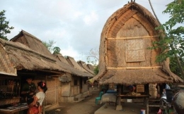 Rumah Adat Suku Sasak di Desa Sade (Sumber gambar: Okezone.com)