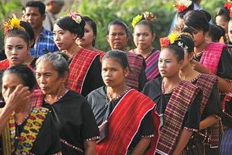 Wanita Suku Sasak mengenakan kain tenun khas Suku Sasak (Sumber gambar: Kompas.com)