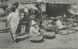 Pasar (kemungkinan Krukut) di Surabaya pada awal abad ke-20 (Koleksi Publik KITLV)