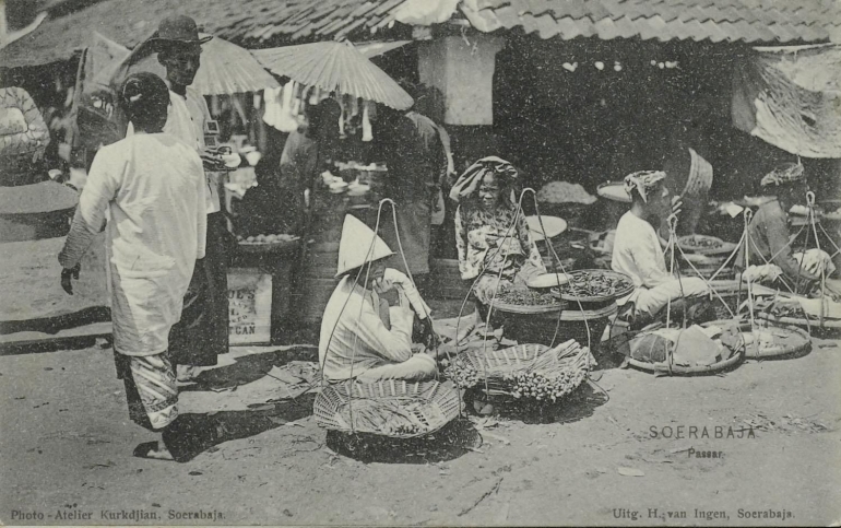 Pasar (kemungkinan Krukut) di Surabaya pada awal abad ke-20 (Koleksi Publik KITLV)